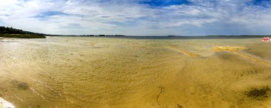 Svitiaz Gölü 'nün panoramik manzarası Shatskyi Gölü' nün en büyük grubu, Shatsk Ulusal Doğal Parkı, Batı Ukrayna 'nın Volyn Bölgesi 
