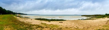 Svitiaz Gölü 'nün panoramik manzarası Shatskyi Gölü' nün en büyük grubu, Shatsk Ulusal Doğal Parkı, Batı Ukrayna 'nın Volyn Bölgesi
