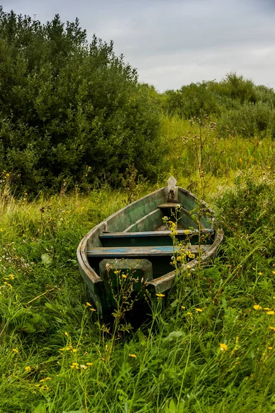 Gölün Kıyısındaki Çimlerin Üzerinde Eski Ahşap Bir Tekne — Stok fotoğraf