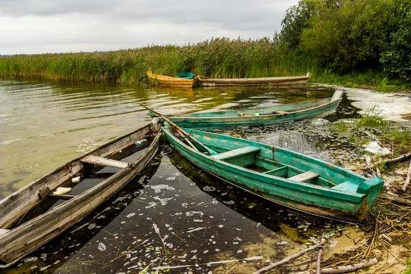 Kilka Starych Drewnianych Łodzi Brzegu Jeziora Pulemetske Narodowy Park Przyrodniczy — Zdjęcie stockowe