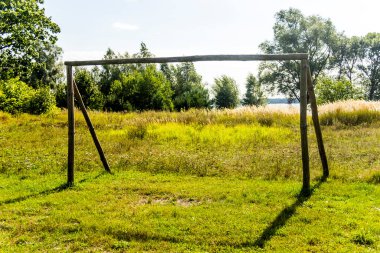 Çayırdaki ilkel el yapımı ahşap futbol kalesi.