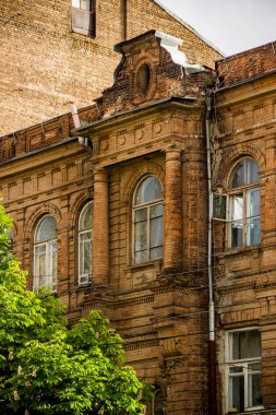 19. yüzyılın en eski tuğla evinin tepesinde.