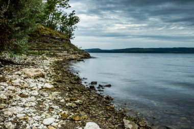 bir Bakota körfezi (Dnistrovske rezervuarı), Dnister nehri, Podilski tovtry Ulusal Parkı, Batı Ukrayna 'nın Khmelnitskiy bölgesi
