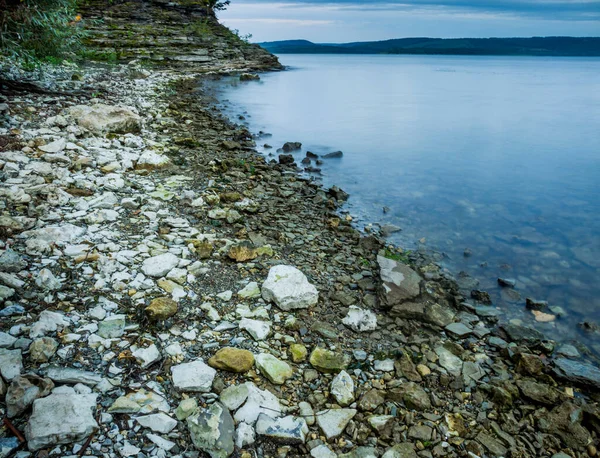 Primo Piano Pietre Acqua Vicino Alla Banca Baia Bakota Serbatoio — Foto Stock