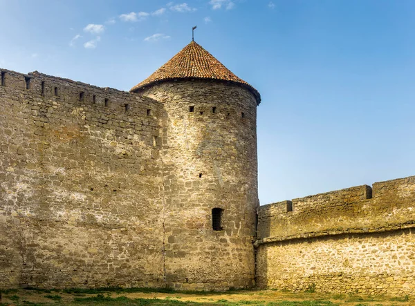 Bilhorod-Dnistrovsky, Odessa 'daki Ortaçağ Akkerman kalesinin duvarı ve kulesi