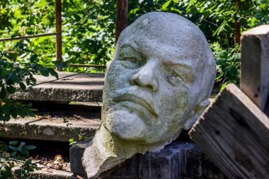 Ukrayna 'da dekombinasyon. Lenin 'in hasarlı büstü çöplükte.
