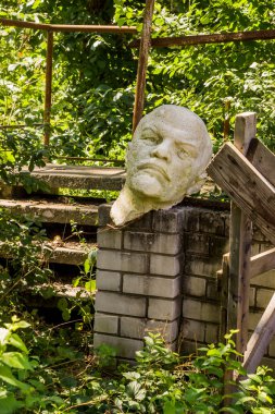 Ukrayna 'da dekombinasyon. Lenin 'in hasarlı büstü çöplükte.