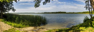 Batı Ukrayna 'nın Volyn bölgesindeki Shatsk Ulusal Doğal Parkı' ndaki Shatskyi Gölü grubundan Chorne Velyke Gölü 'nün panoramik görüntüsü. Göl ismi Ukraynaca 'dan Büyük Kara Göl olarak çevrilir.