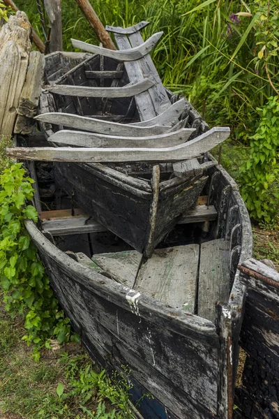 Hasarlı Eski Bir Ahşap Teknenin Yakın Çekimi — Stok fotoğraf