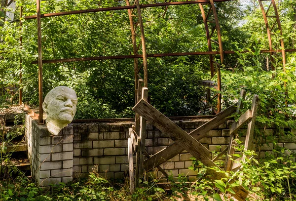 Dekommunalisierung Der Ukraine Beschädigte Lenin Büste Auf Müllhalde — Stockfoto
