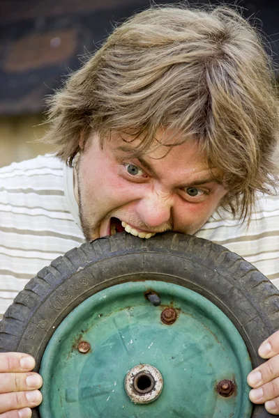 Man eat the tire — Stock Photo, Image