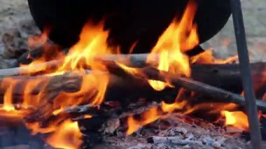 kamp ateşi üzerinde kazan