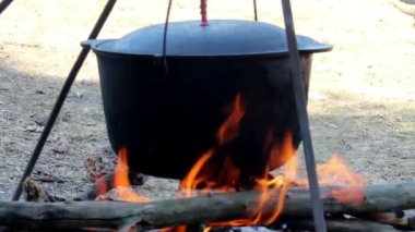 kamp ateşi üzerinde kazan