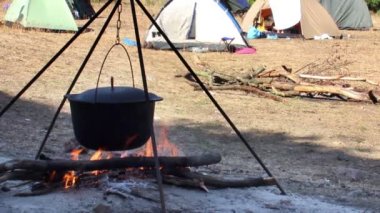 kamp ateşi üzerinde kazan