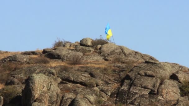 Bandera ucraniana en la montaña — Vídeos de Stock