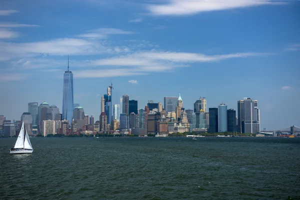 De Skyline van NY in de zomer Stockfoto
