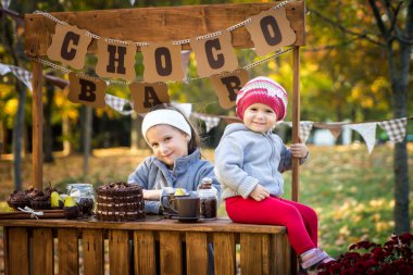 sonbahar Park iki kız kardeş