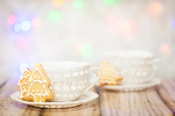 Dwa kubki z dzianiny i ciasteczka świąteczne — Zdjęcie stockowe