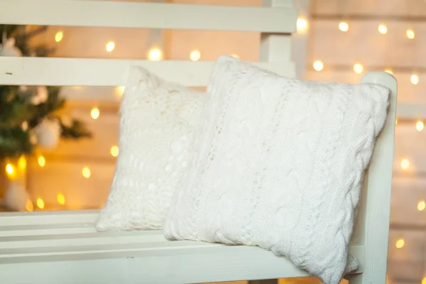 Acogedoras almohadas blancas — Foto de Stock