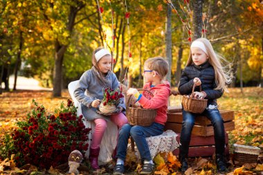 İki kız ve bir erkek sonbahar parkta