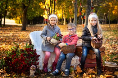 İki kız ve bir erkek sonbahar parkta