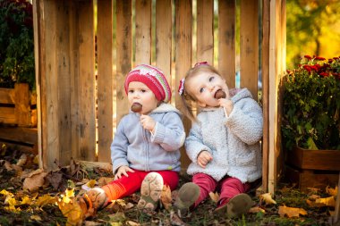 Sonbahar parkta iki küçük kız