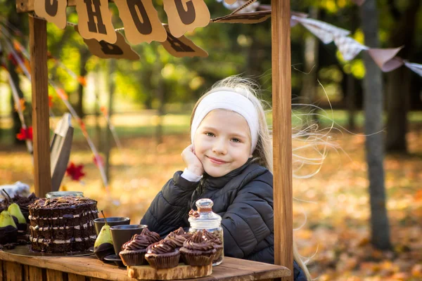 Usmívající se dívka v podzimním parku — Stock fotografie