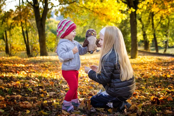 两个女孩在秋天的公园 — 图库照片