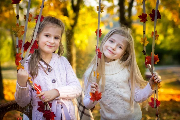 Amigos en el parque de otoño —  Fotos de Stock