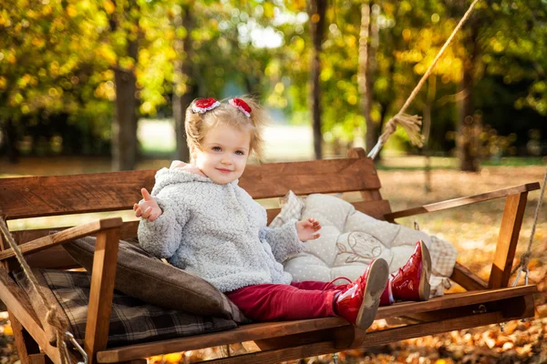 Klein meisje in het herfstpark — Stockfoto