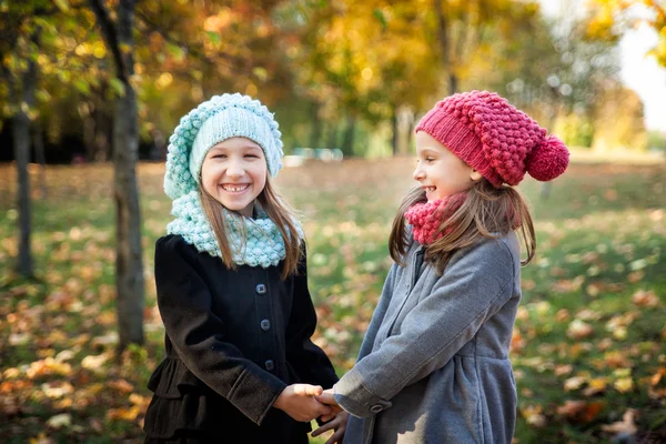 Sonbahar Park iki kız — Stok fotoğraf