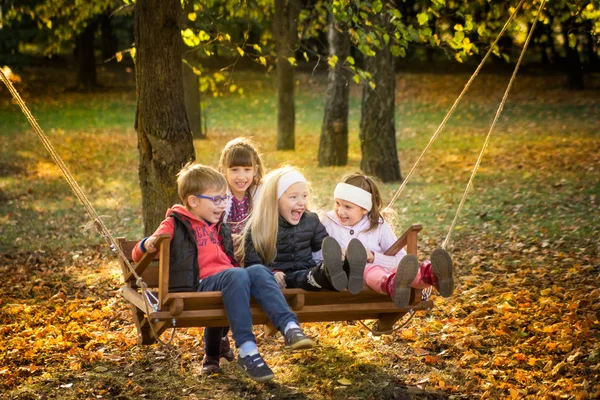 Arkadaşlar sonbahar parkta