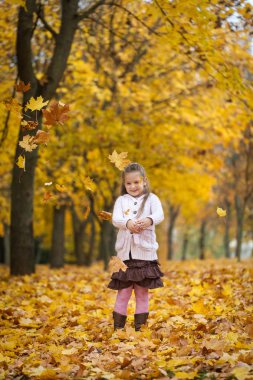 Sonbahar parkında genç bir kız
