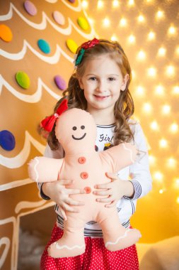 Zencefilli kurabiye adam ile gülümseyen kız