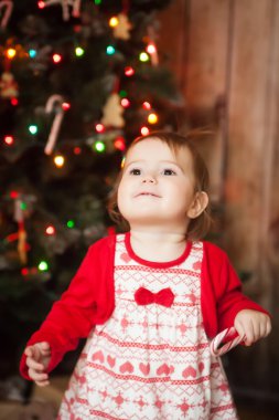 Sevimli kız yemek Noel şeker kamışı bükülmüş