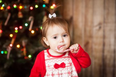 Sevimli kız yemek Noel şeker kamışı bükülmüş