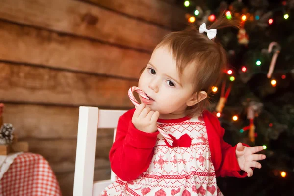 Sevimli kız yemek Noel şeker kamışı bükülmüş — Stok fotoğraf