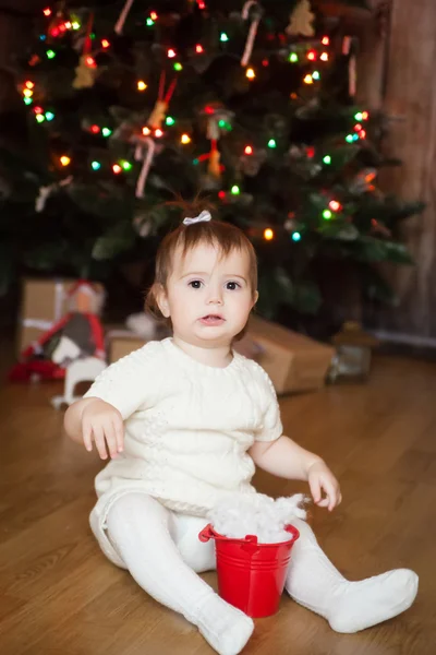 Sevimli kız kırmızı bir kova ile oynamak