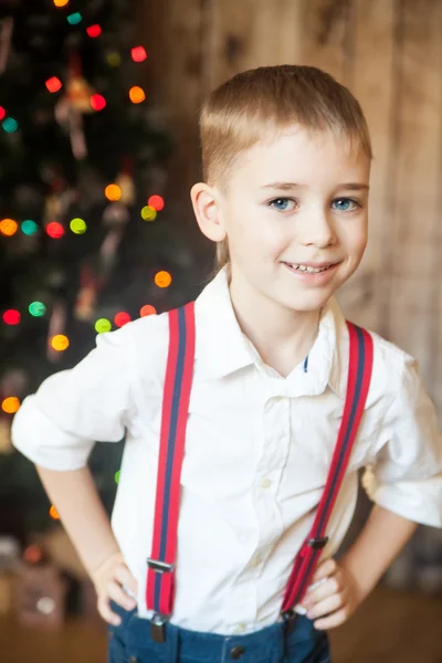 Menino na frente da árvore decorada — Fotografia de Stock