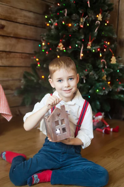 Menino na frente da árvore decorada — Fotografia de Stock