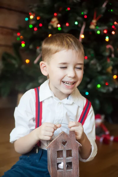 Menino na frente da árvore decorada — Fotografia de Stock