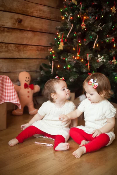 Şirin kızlar süslü Noel ağacı önünde — Stok fotoğraf