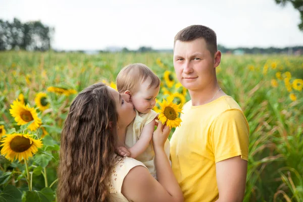 Sarı Elbiseli Tatlı Bir Kız Çocuğu Ailesiyle Birlikte Yaz Ayçiçeği — Stok fotoğraf