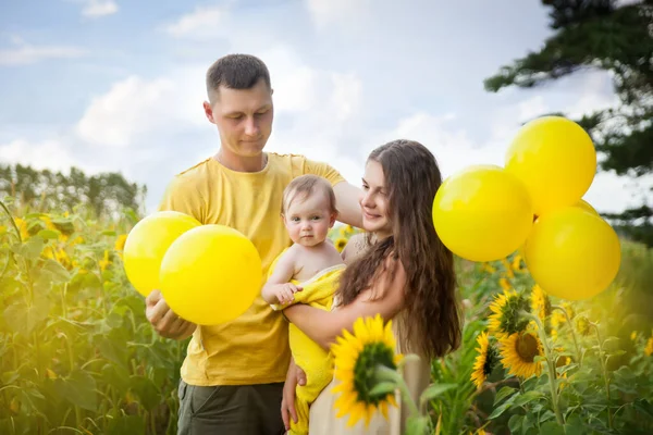 Cute Baby Girl Żółtym Ręczniku Frotte Rodzicami Zabawy Słonecznikowym Polu — Zdjęcie stockowe