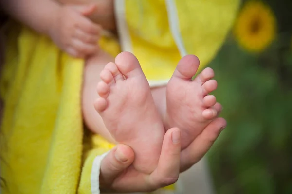 Милые Детские Ножки Желтом Махровом Полотенце Руках Матери Летний Подсолнух — стоковое фото