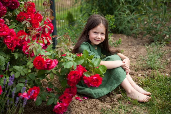 Cute Girl Green Dress Blossoming Rose Garden Cute Beautiful Lovely — Stock Photo, Image