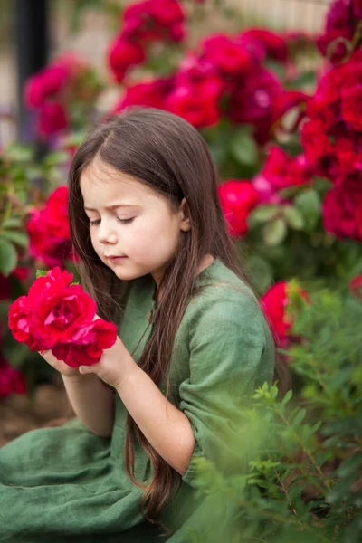 Çiçek Açan Gül Bahçesinde Yeşil Elbiseli Şirin Bir Kız Şirin — Stok fotoğraf