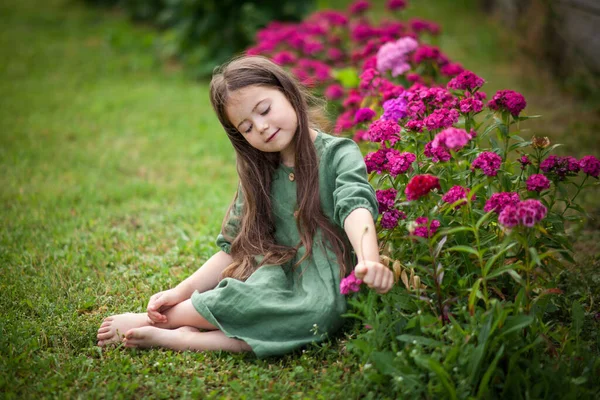 Çiçek Açan Bahçede Yeşil Elbiseli Şirin Bir Kız Şirin Güzel — Stok fotoğraf