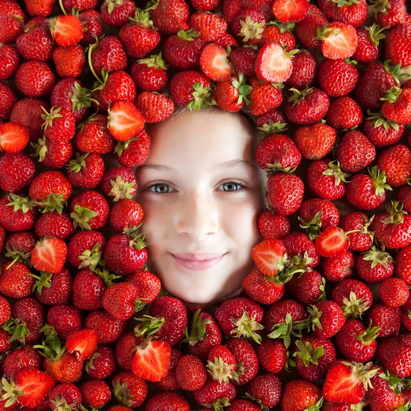 Linda Chica Con Fresas Concepto Para Industria Alimentaria Cara Niña —  Fotos de Stock