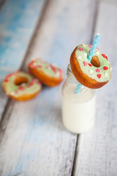 Donuts com gelo e polvilhas de coração de cor — Fotografia de Stock
